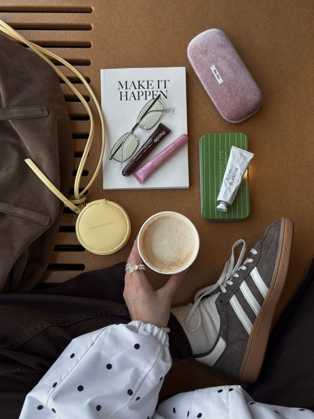 sneakers, casual sneakers, walking shoes, athletic sneakers, low top sneakers, brand awareness, flat lay, lifestyle, calm, fresh, neutral, brown